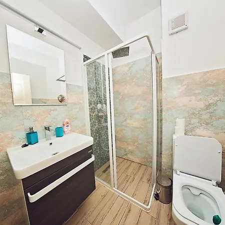 Alexis Spacious Modern
