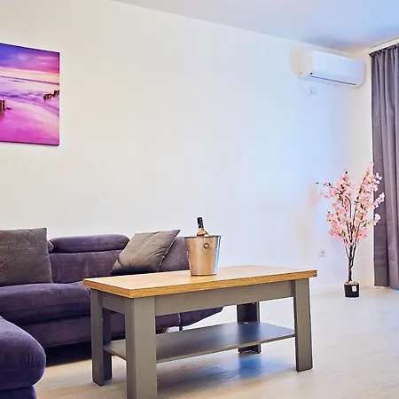 Alexis Spacious Modern Apartment Mamaia