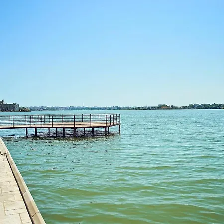 Alexis Spacious Modern Apartment Mamaia