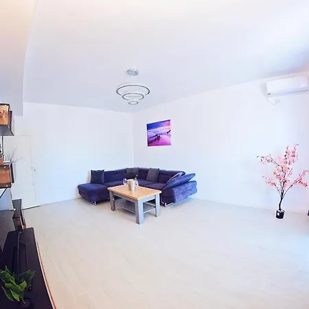 Alexis Spacious Modern Apartment